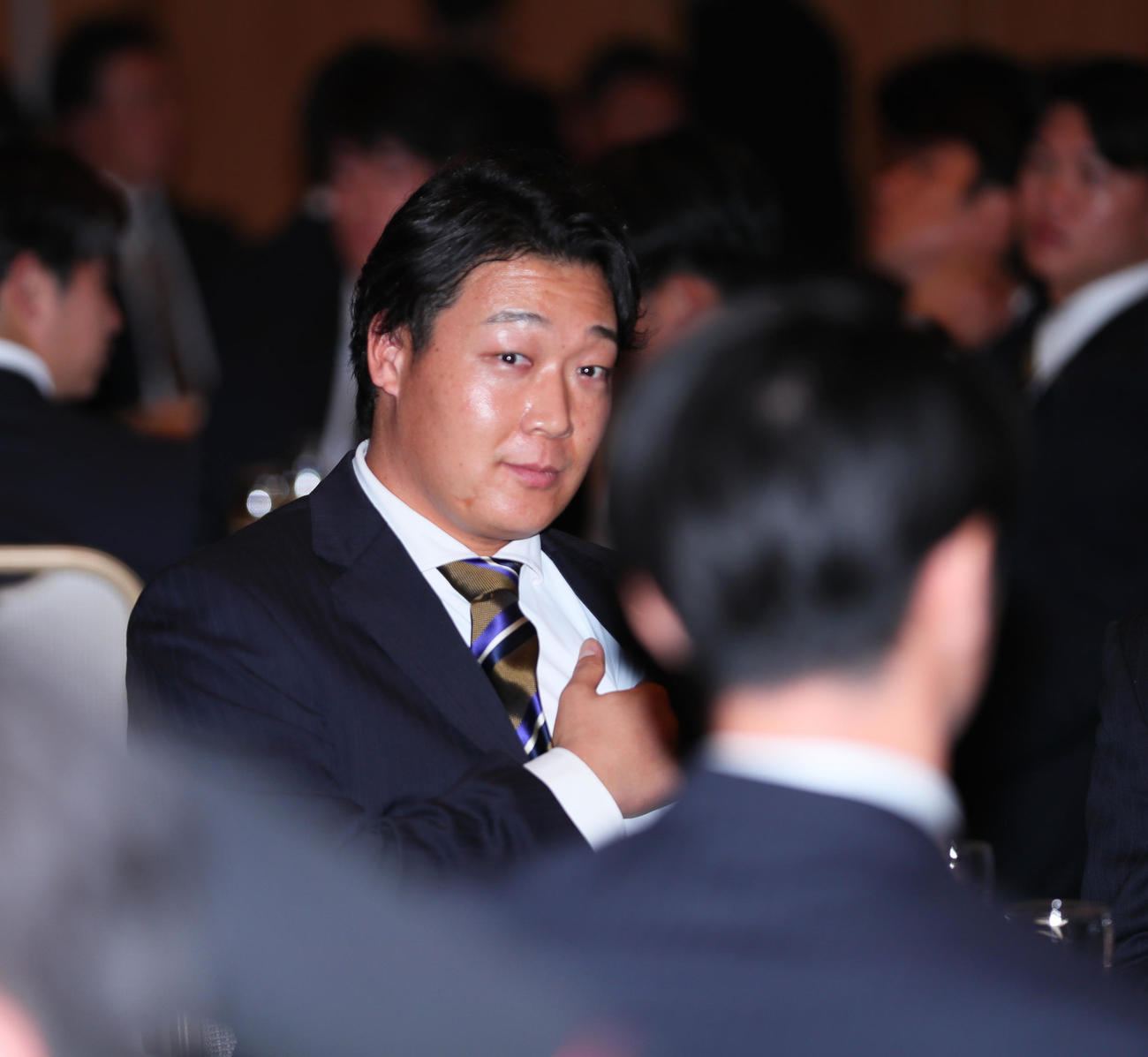 ゴールデン・グラブ賞受賞式を終え阪神球団納会の席に着く大山（撮影・上山淳一）