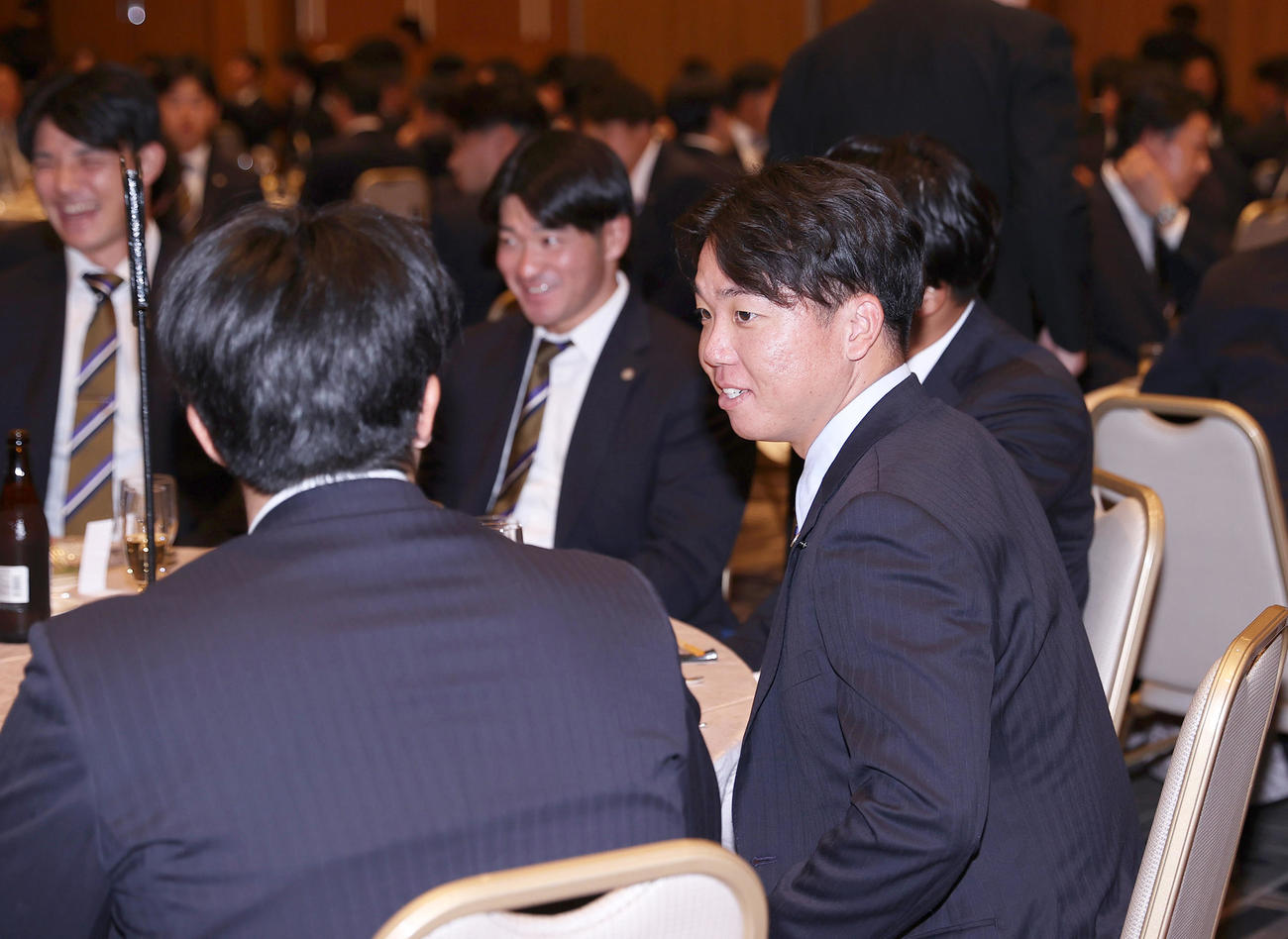 ゴールデン・グラブ賞受賞式を終え阪神球団納会の席に着く村上（撮影・上山淳一）
