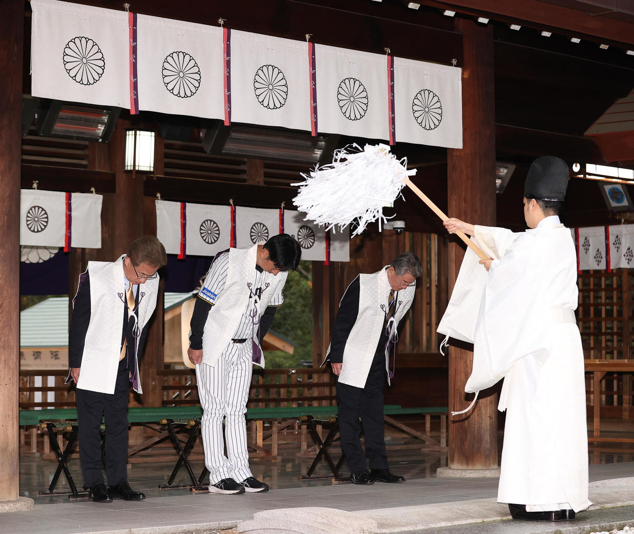 廣田神社にお礼参りする、左から粟井社長、藤川監督、秦オーナー（撮影・上山淳一）