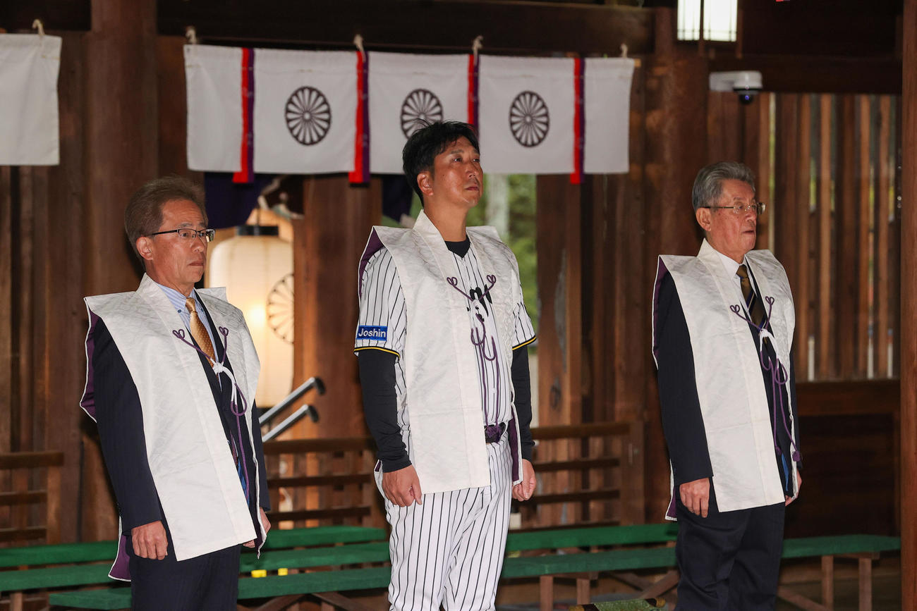 廣田神社にお礼参りする、左から粟井社長、藤川監督、秦オーナー（撮影・上山淳一）