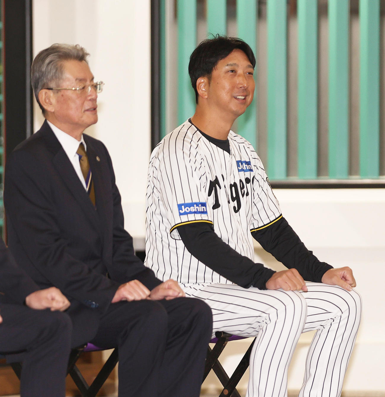 西宮神社にお礼参りする阪神藤川監督。左は秦オーナー（撮影・上山淳一）