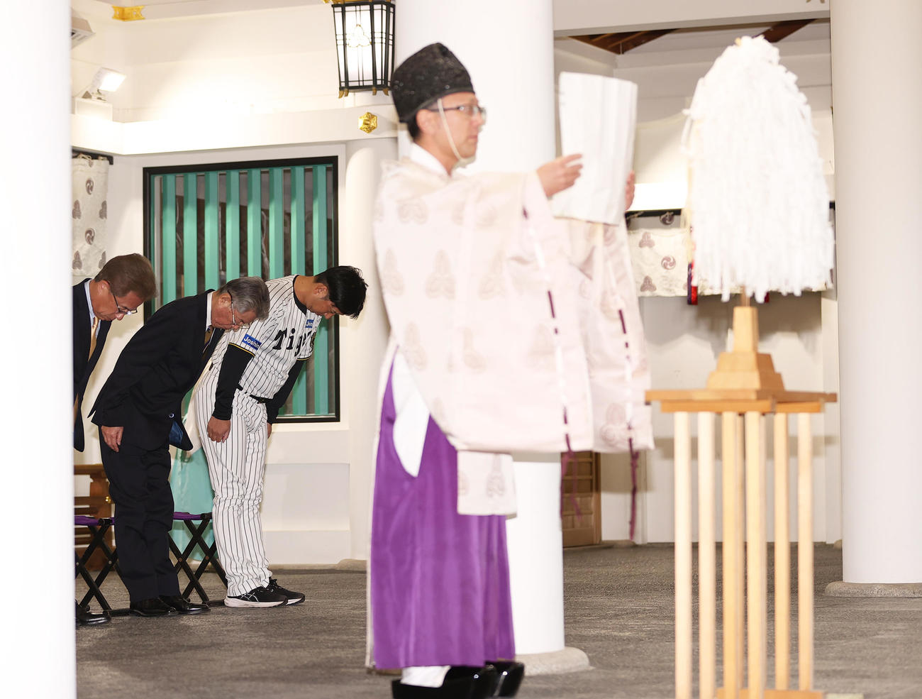 西宮神社にお礼参りする、左から粟井社長、秦オーナー、藤川監督（撮影・上山淳一）