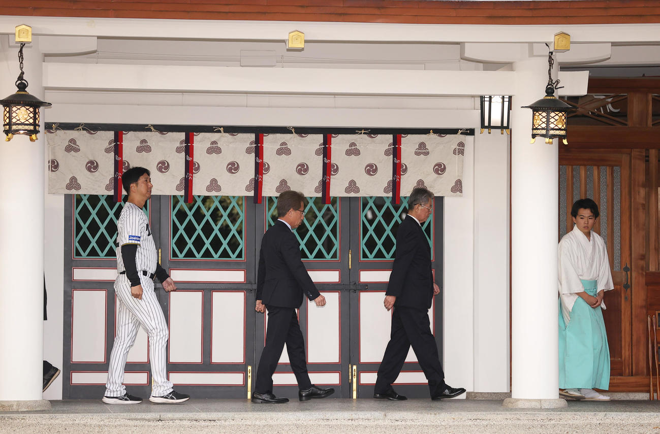 西宮神社にお礼参りする、左から藤川監督、粟井社長、秦オーナー（撮影・上山淳一）