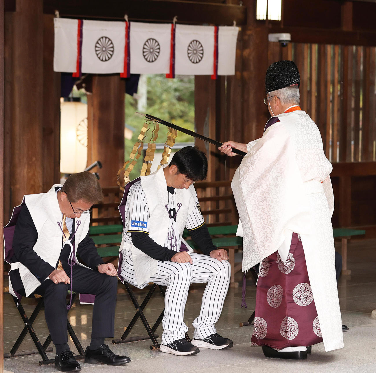 西宮市の廣田神社でお礼参りする、左から粟井社長、藤川監督（撮影・上山淳一）