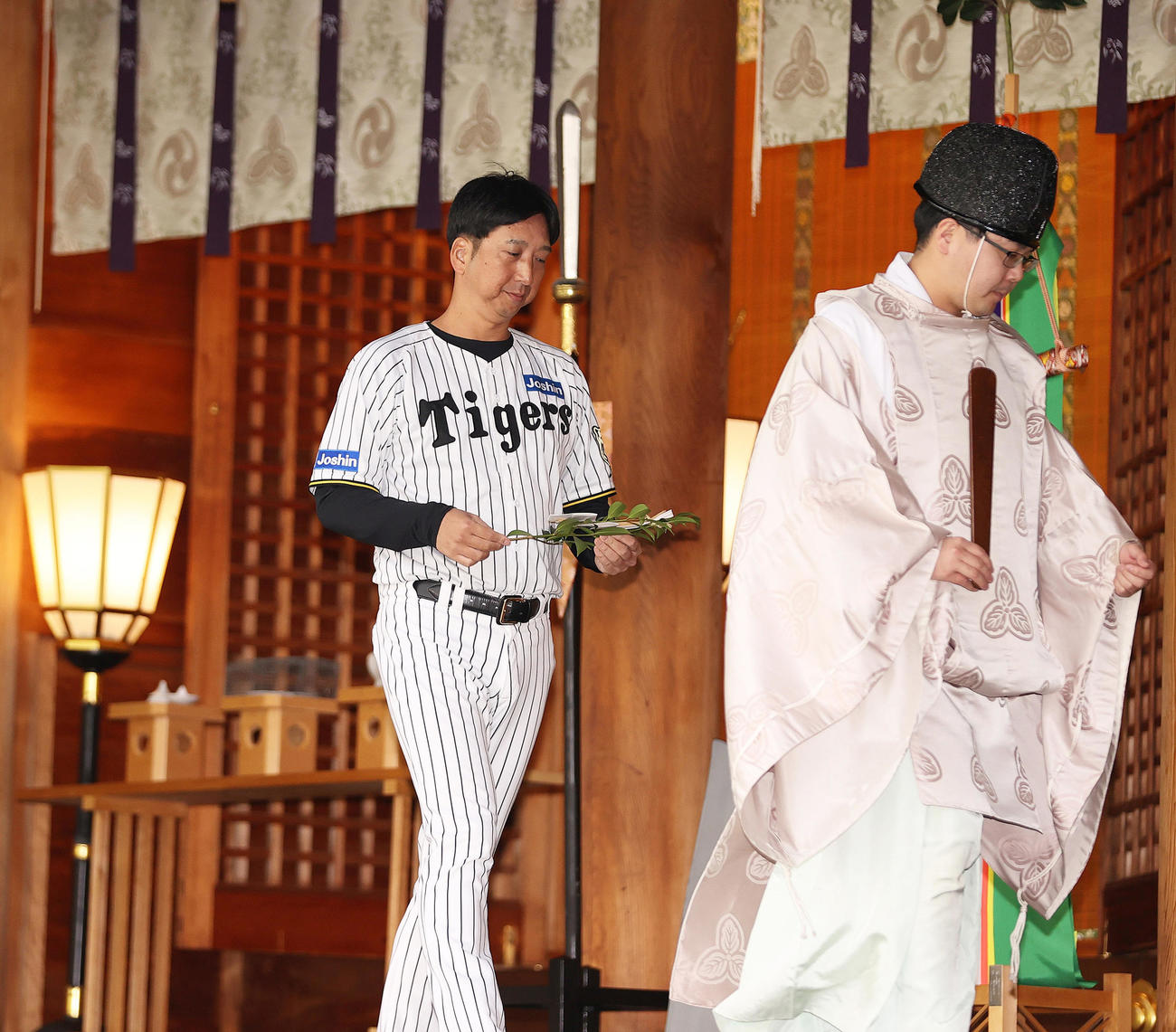 西宮神社にお礼参りする藤川監督（左）（撮影・上山淳一）