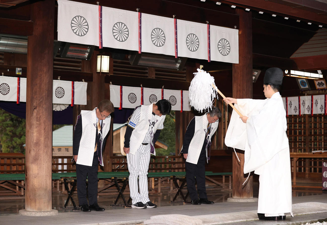 西宮市の廣田神社でお礼参りする、左から粟井社長、藤川監督、秦オーナー（撮影・上山淳一）