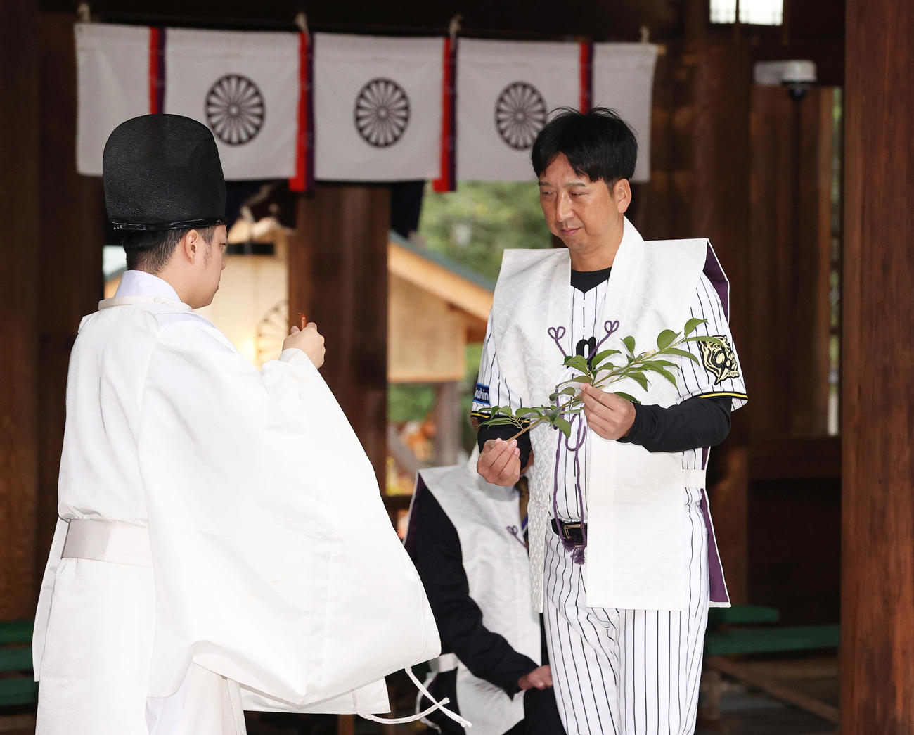 西宮市の廣田神社で参拝する藤川監督（撮影・上山淳一）