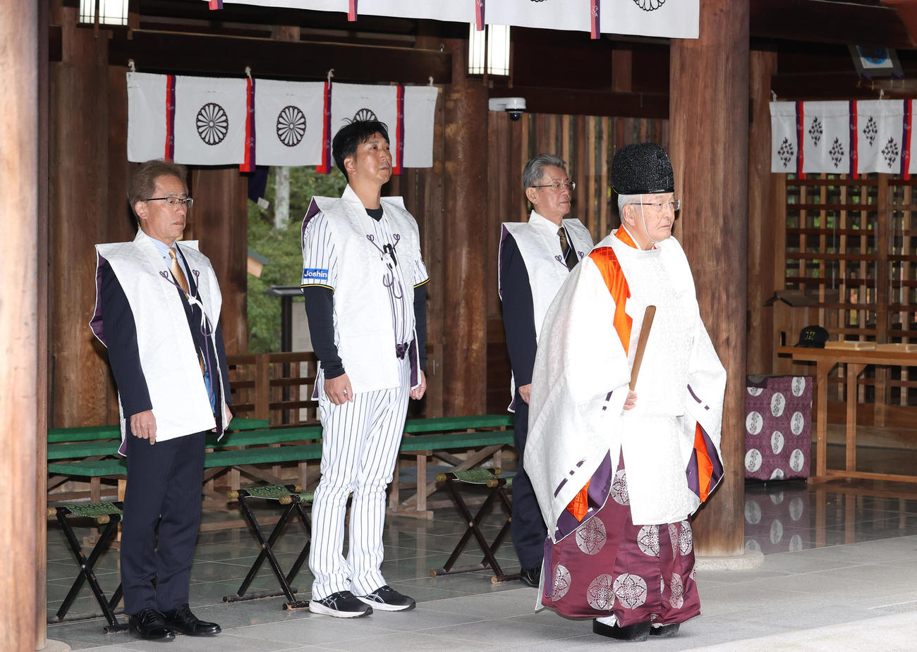 西宮市の廣田神社でお礼参りする、左から粟井社長、藤川監督、秦オーナー（撮影・上山淳一）