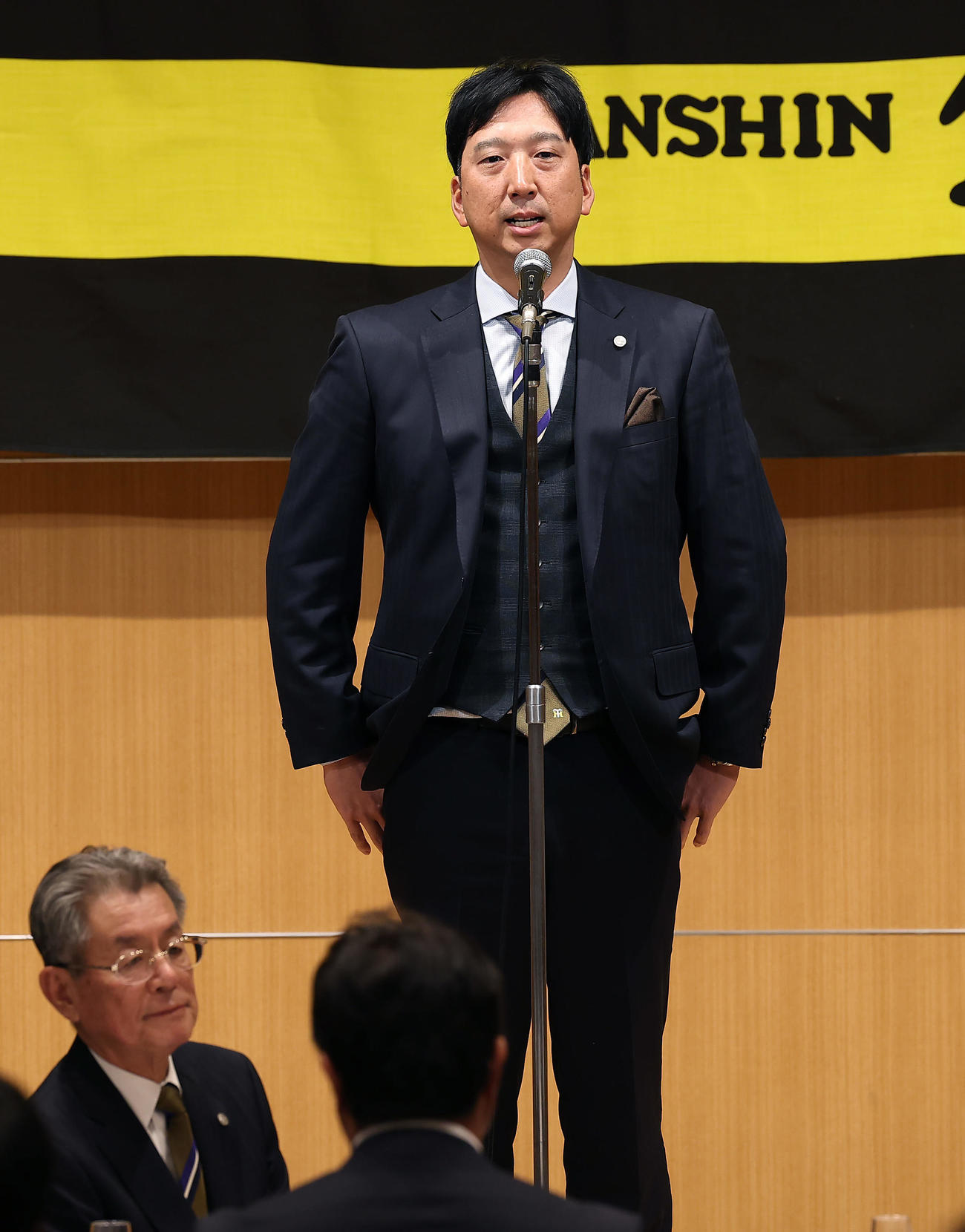 球団納会であいさつする阪神藤川監督。左は秦オーナー（撮影・前田充）