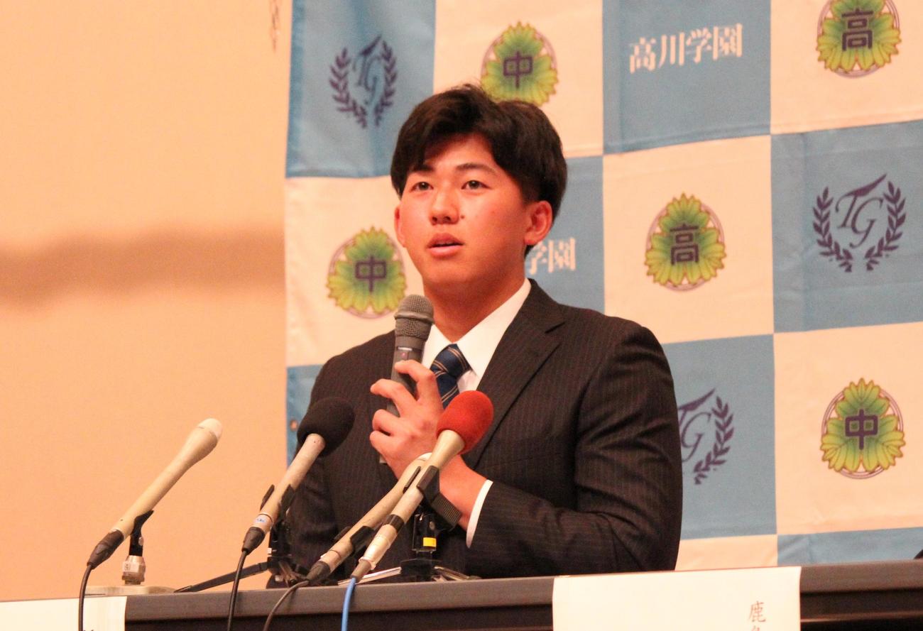 母校の高川学園での会見に出席した阪神ドラフト1位の創価大・立石（撮影・塚本光）