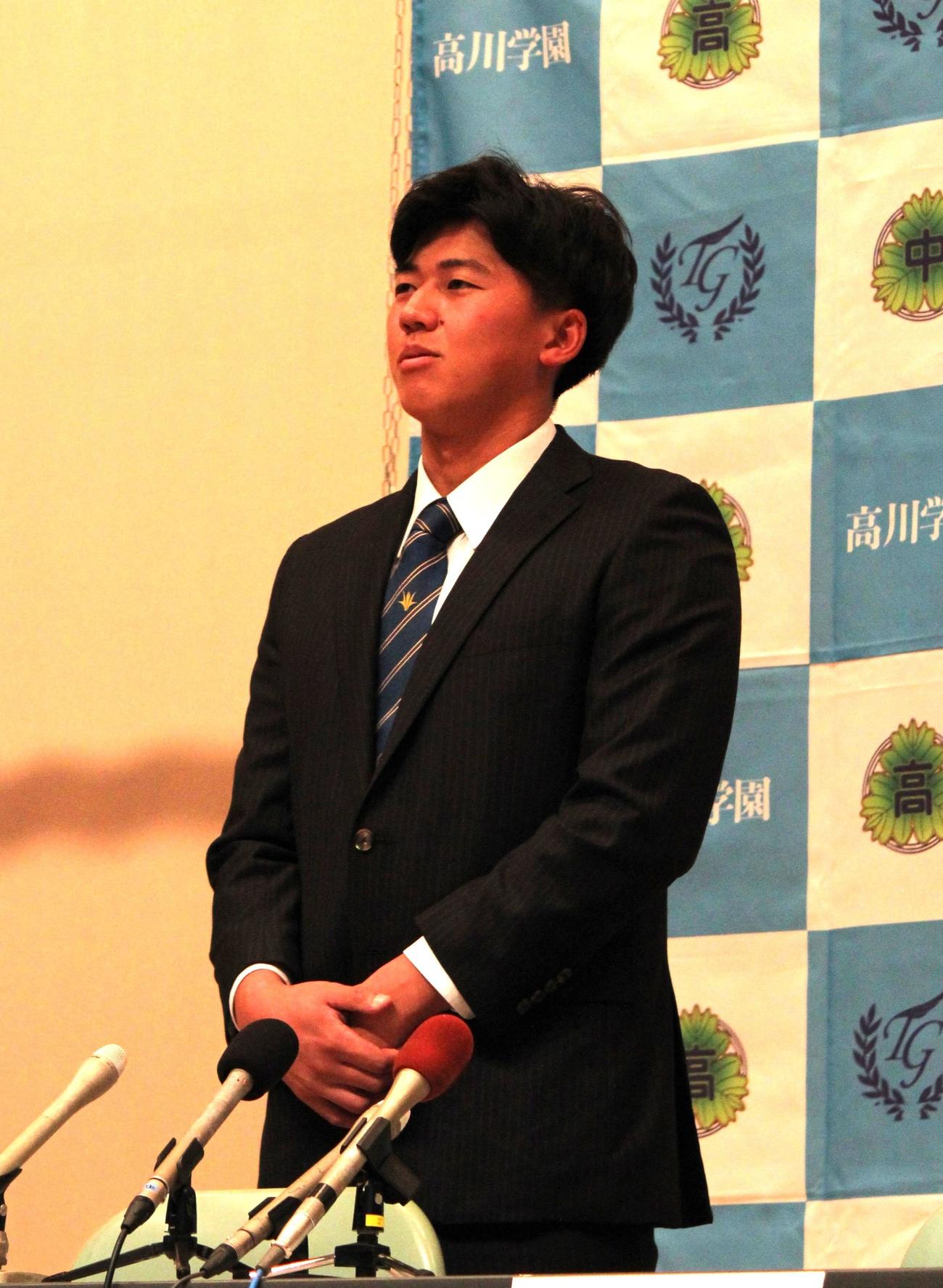 母校の高川学園での会見に出席した阪神ドラフト1位の創価大・立石（撮影・塚本光）