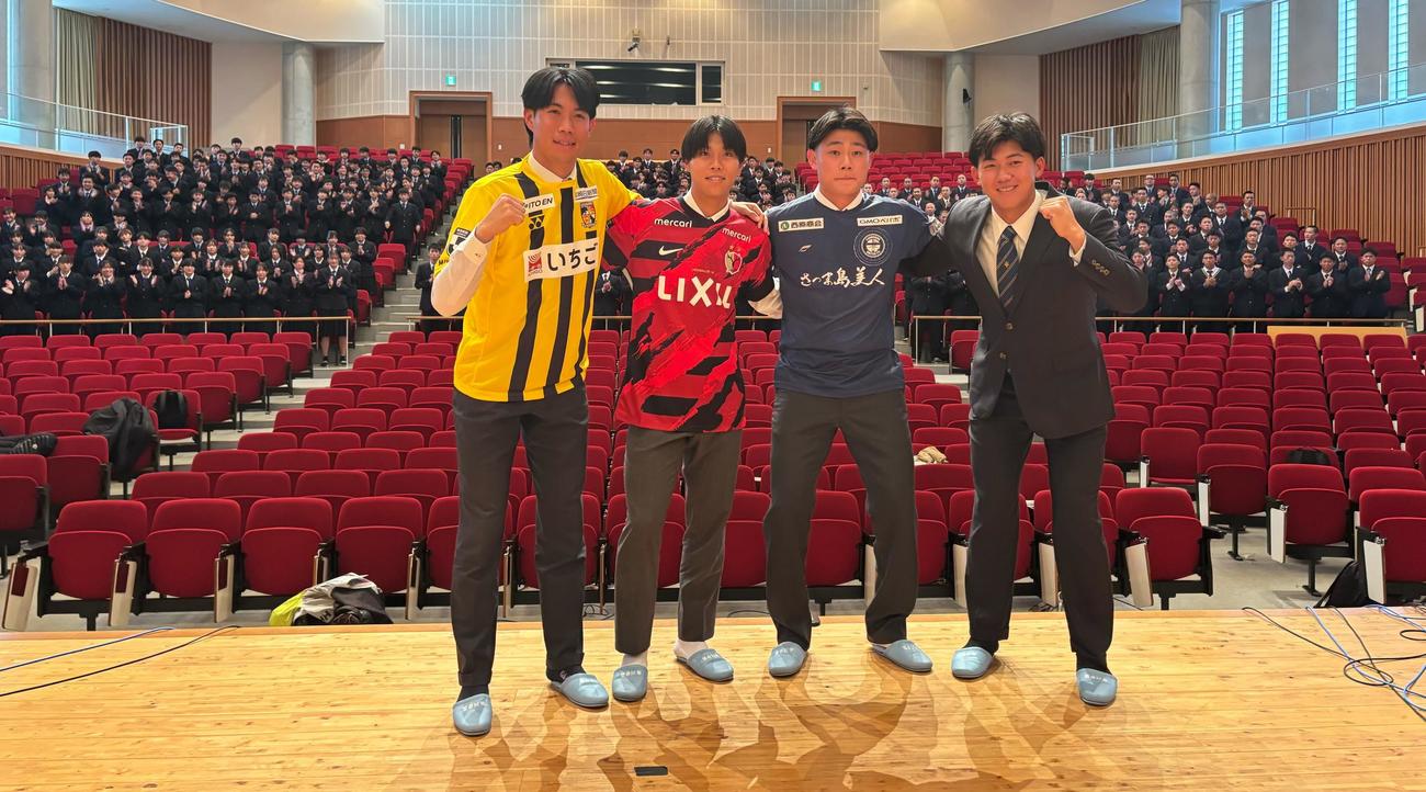 母校の高川学園での会見に出席した、右から阪神ドラフト1位の創価大・立石、J3鹿児島とプロ契約を結んだ福岡大FW中山、J1鹿島とプロ契約を結んだ明大MF林、J3宮崎とプロ契約を結んだ京産大GK徳若（撮影・塚本光）