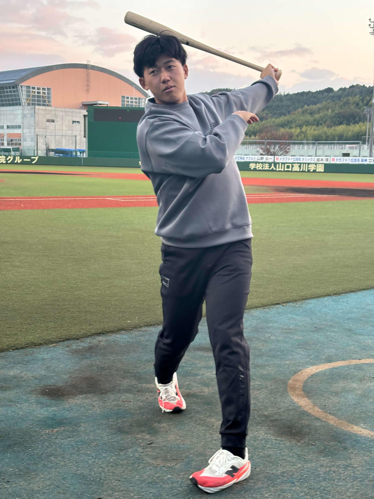 母校の高川学園でバットを振る阪神ドラフト1位の創価大・立石（撮影・塚本光）