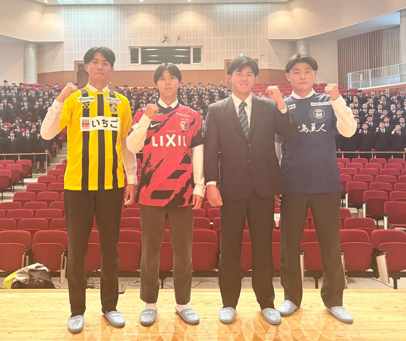 母校の高川学園での会見に出席した、右からJ3鹿児島とプロ契約を結んだ福岡大FW中山、阪神ドラフト1位の創価大・立石、J1鹿島とプロ契約を結んだ明大MF林、J3宮崎とプロ契約を結んだ京産大GK徳若（撮影・塚本光）