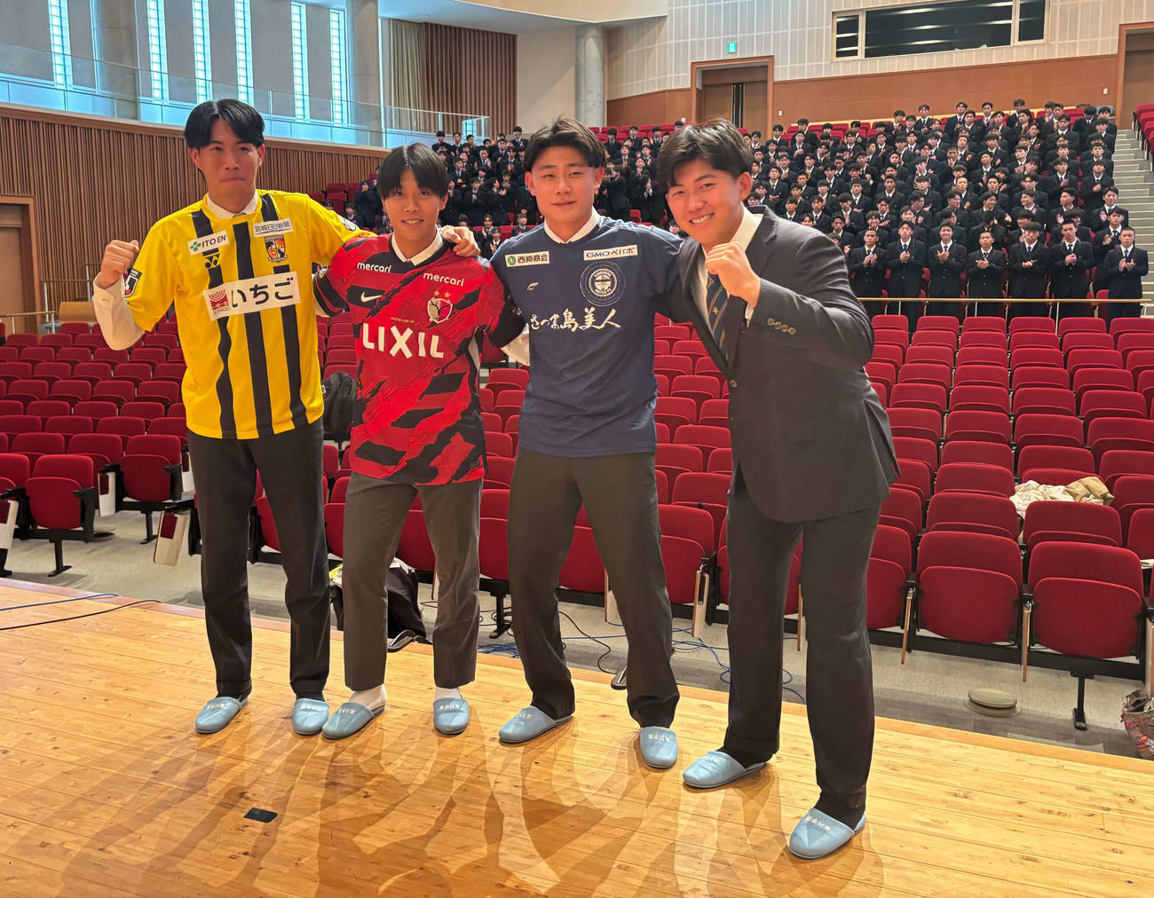 母校の高川学園での会見に出席した、右から阪神ドラフト1位の創価大・立石、J3鹿児島とプロ契約を結んだ福岡大FW中山、J1鹿島とプロ契約を結んだ明大MF林、J3宮崎とプロ契約を結んだ京産大GK徳若（撮影・塚本光）