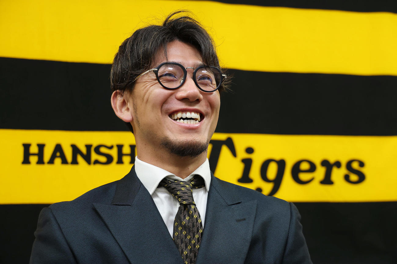 契約更改を終え、会見に臨む阪神伊藤将（撮影・前田充）