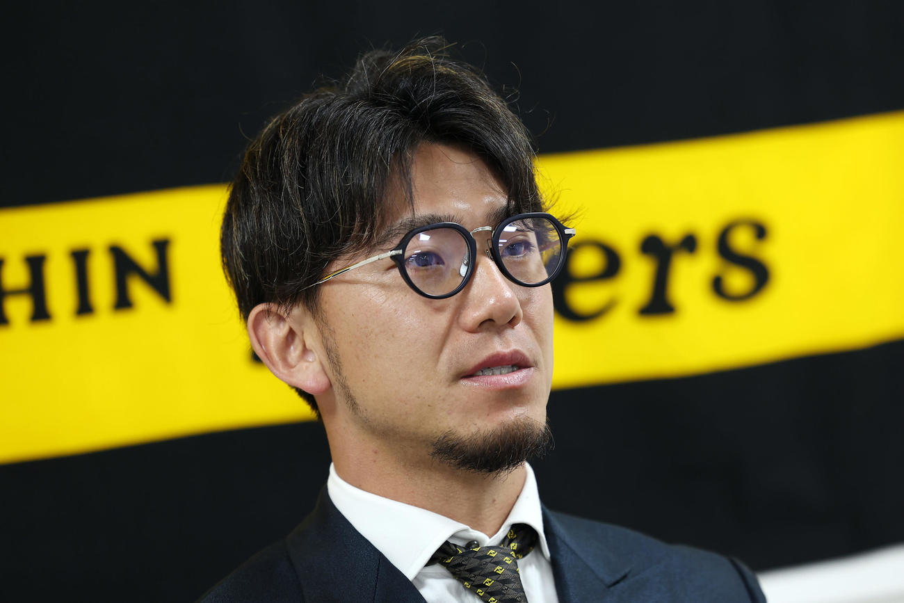 契約更改を終え、会見に臨む阪神伊藤将（撮影・前田充）