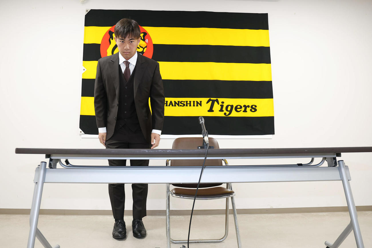 契約更改を終え、一礼して会見に臨む阪神桐敷（撮影・前田充）