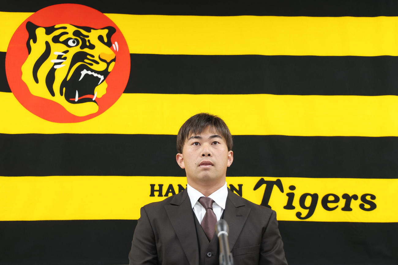 契約更改を終え、会見に臨む阪神桐敷（撮影・前田充）