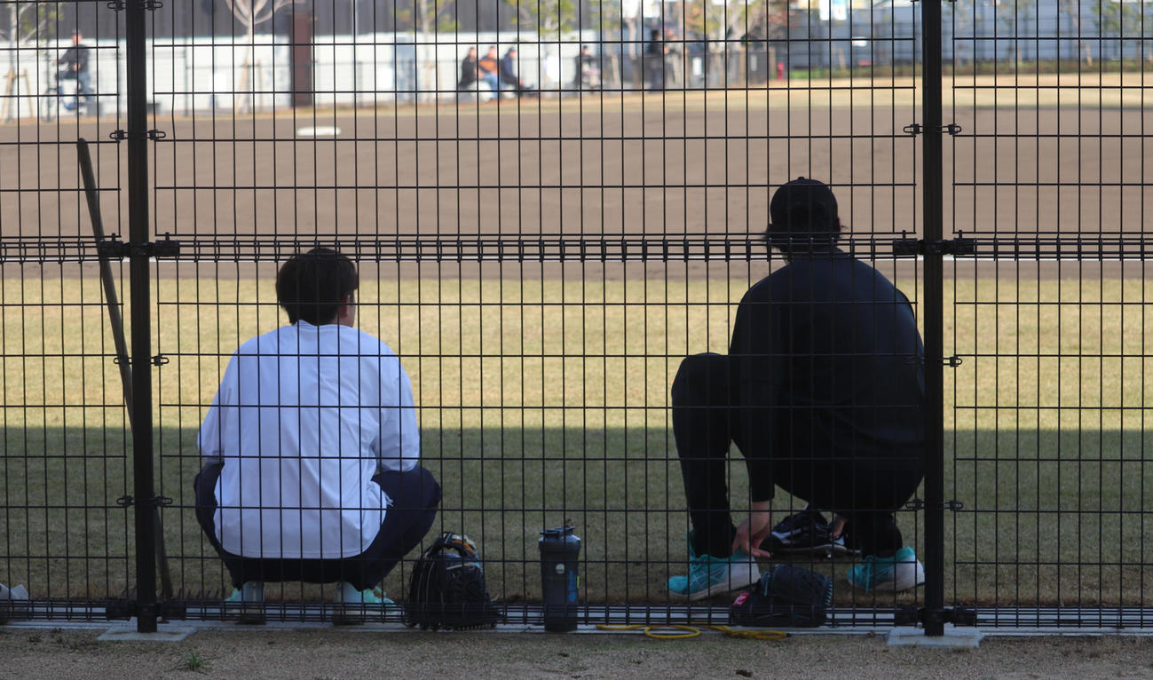 今秋、練習パートナーを務める島本（左）とSGLで汗を流す、佐藤蓮（撮影・中島麗）