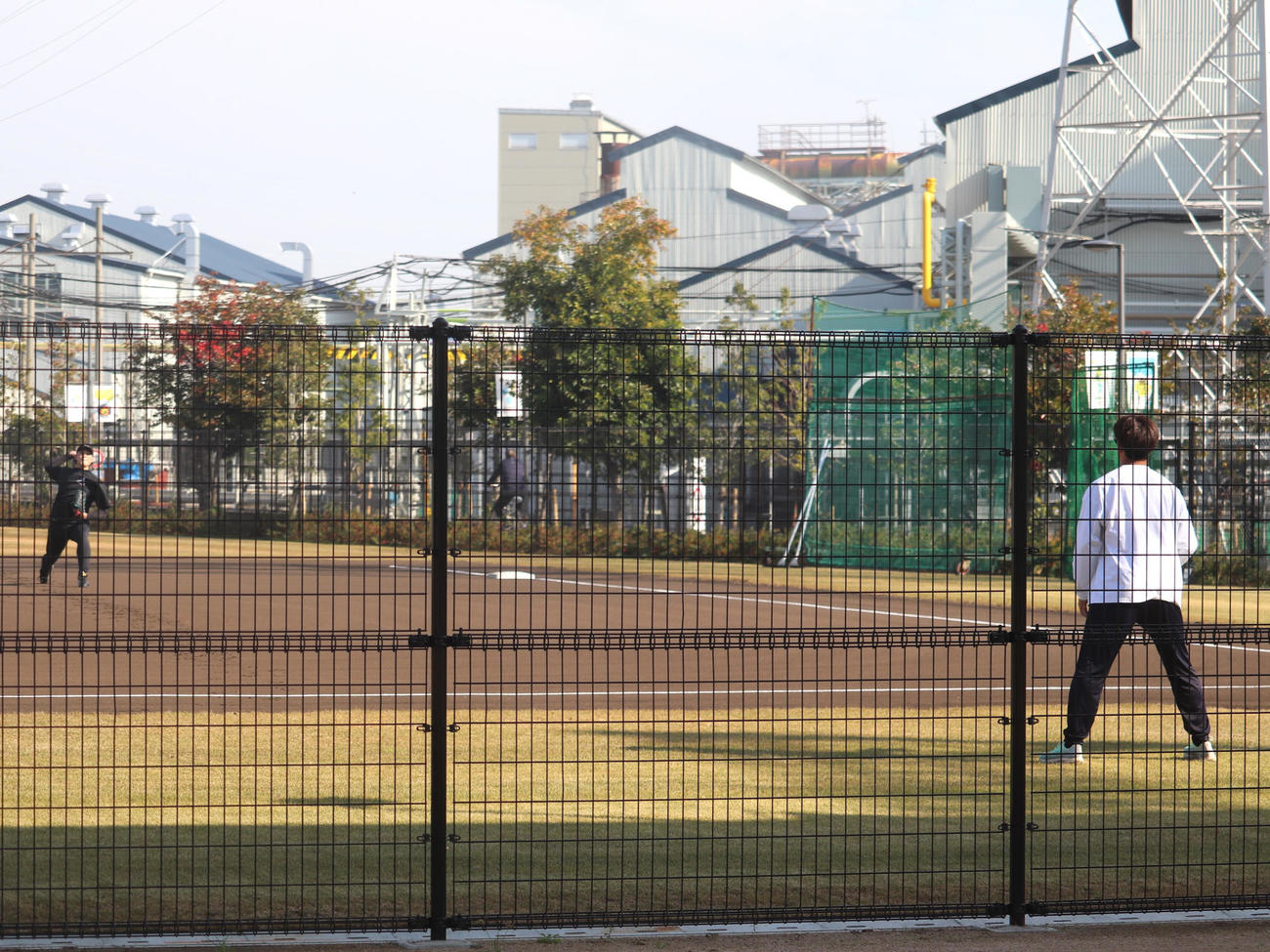 今秋、SGLで練習パートナーを務める島本（右）とキャッチボールをする佐藤蓮（撮影・中島麗）