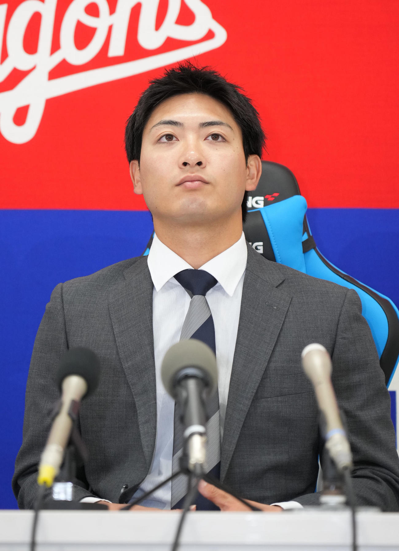 契約交渉を終え会見する吉田（撮影・森本幸一）