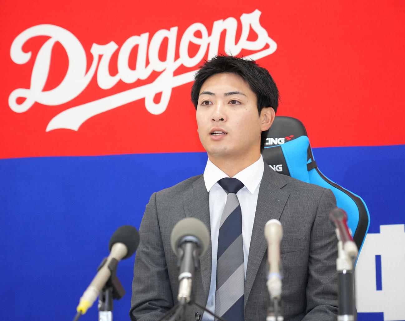 契約交渉を終え会見する吉田（撮影・森本幸一）