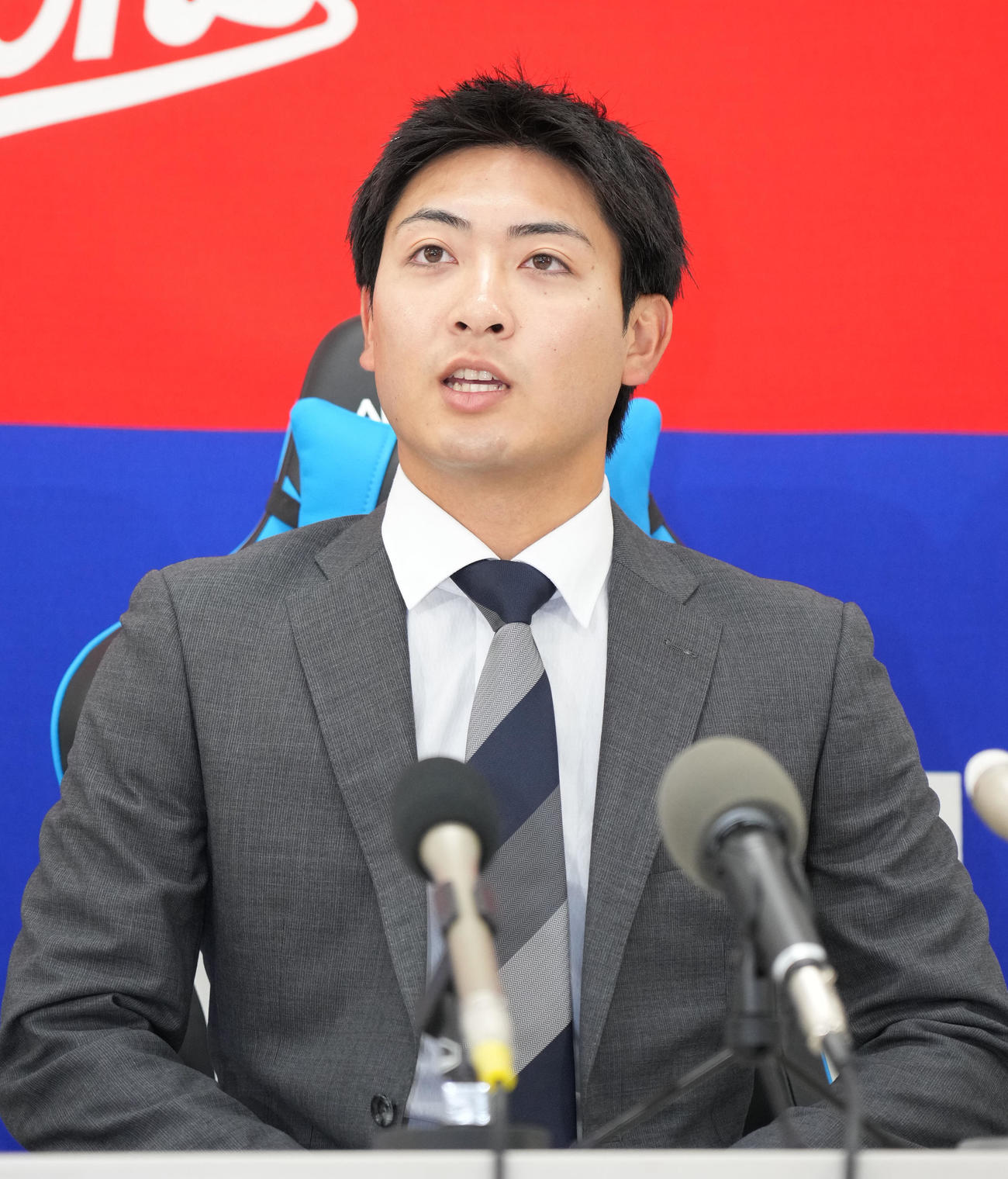 契約交渉を終え会見する吉田（撮影・森本幸一）