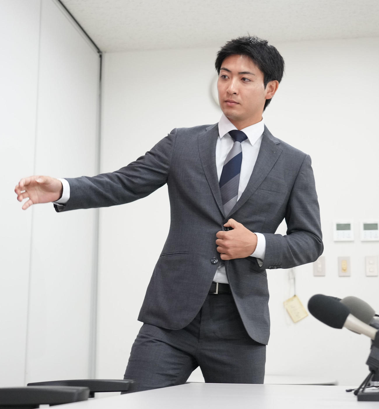 契約交渉を終え会見場の席に着く吉田（撮影・森本幸一）