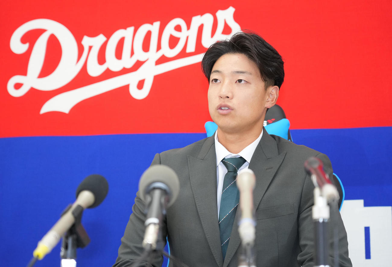 契約交渉を終え会見する味谷（撮影・森本幸一）