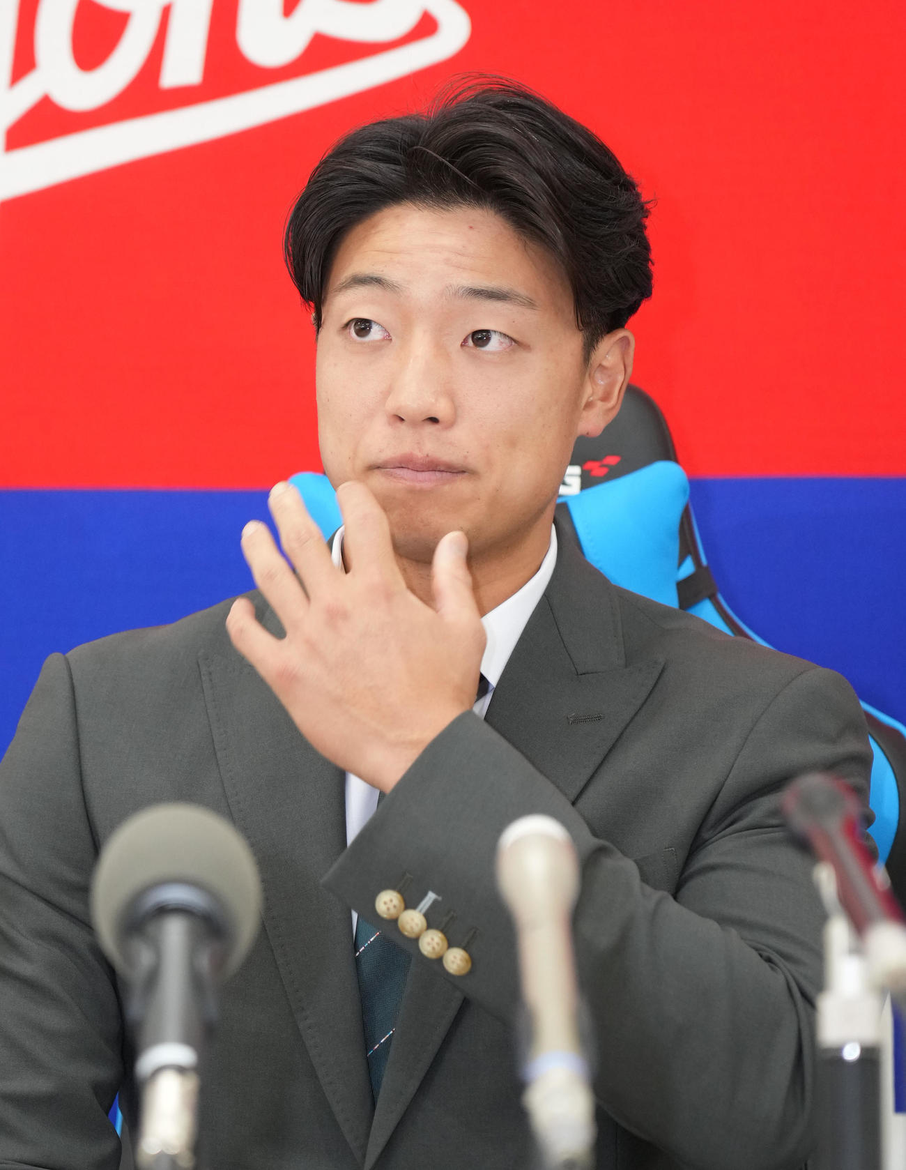 契約交渉を終え会見する味谷（撮影・森本幸一）