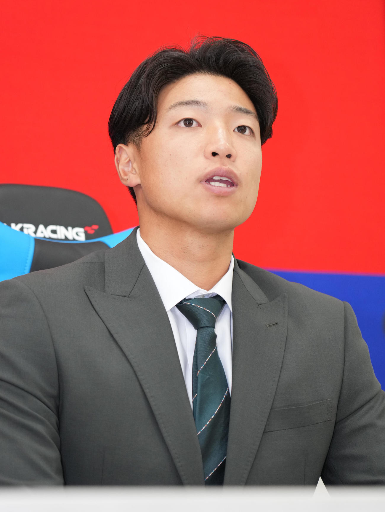 契約交渉を終え会見する味谷（撮影・森本幸一）