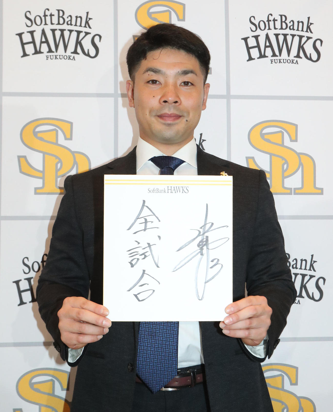 契約更改を終えた近藤は来季の目標を色紙に記す（撮影・梅根麻紀）