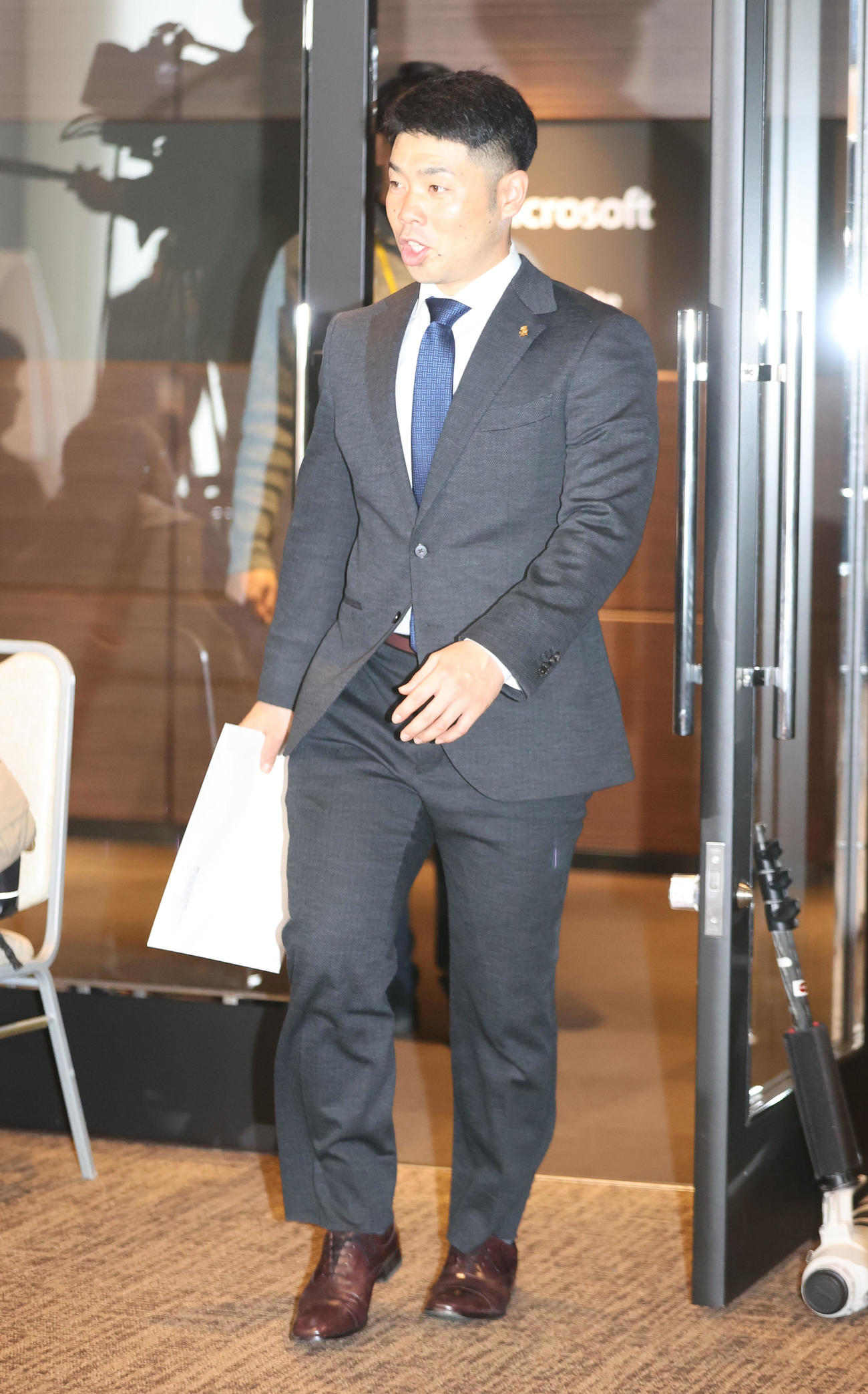 契約更改を終えた近藤（撮影・梅根麻紀）