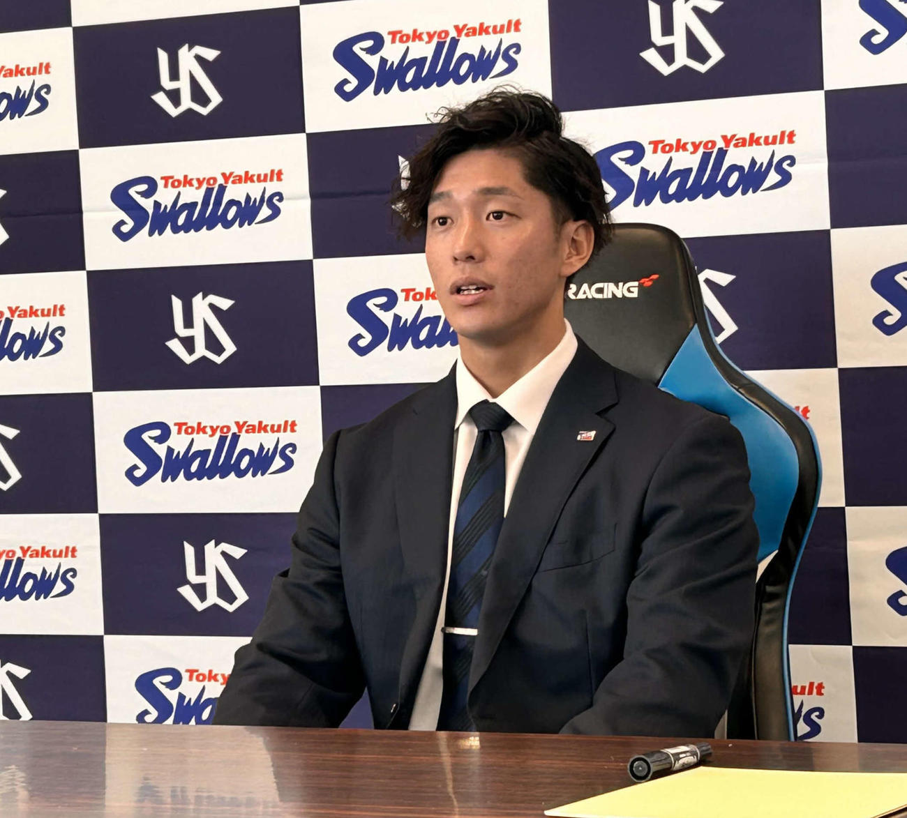 契約更改後に会見したヤクルト沢井（撮影・上田悠太）