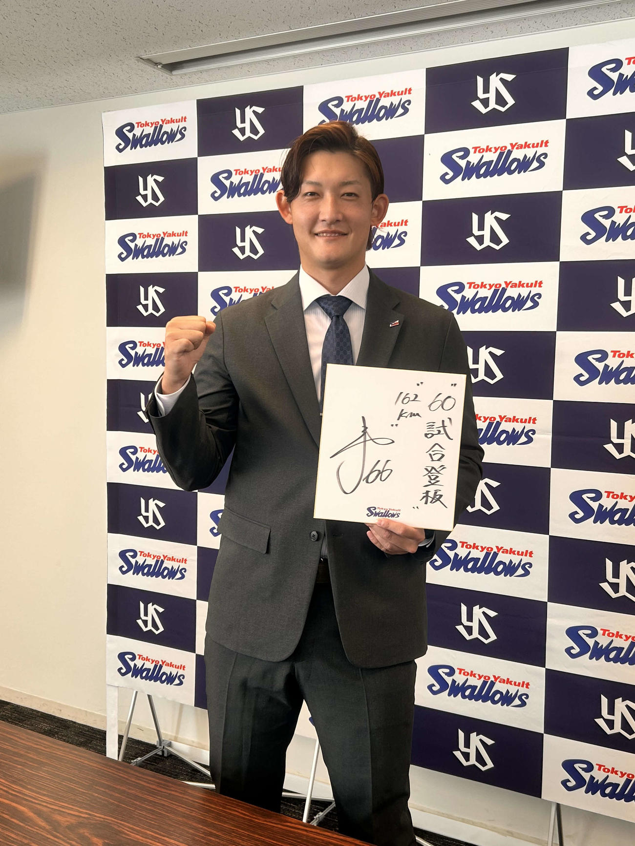 契約更改後に会見し、笑顔のヤクルト阪口（撮影・上田悠太）