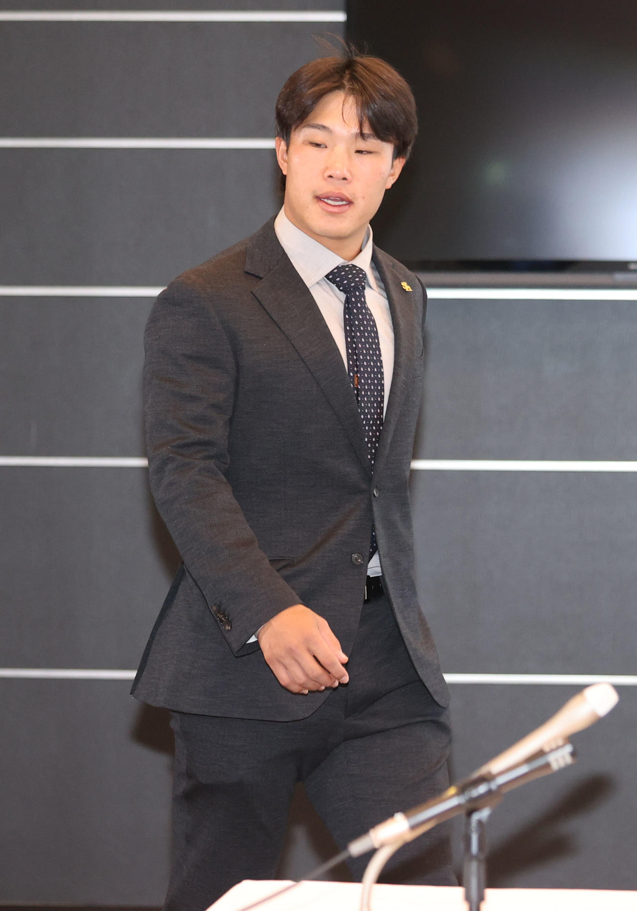 契約更改を終えた井上（撮影・梅根麻紀）