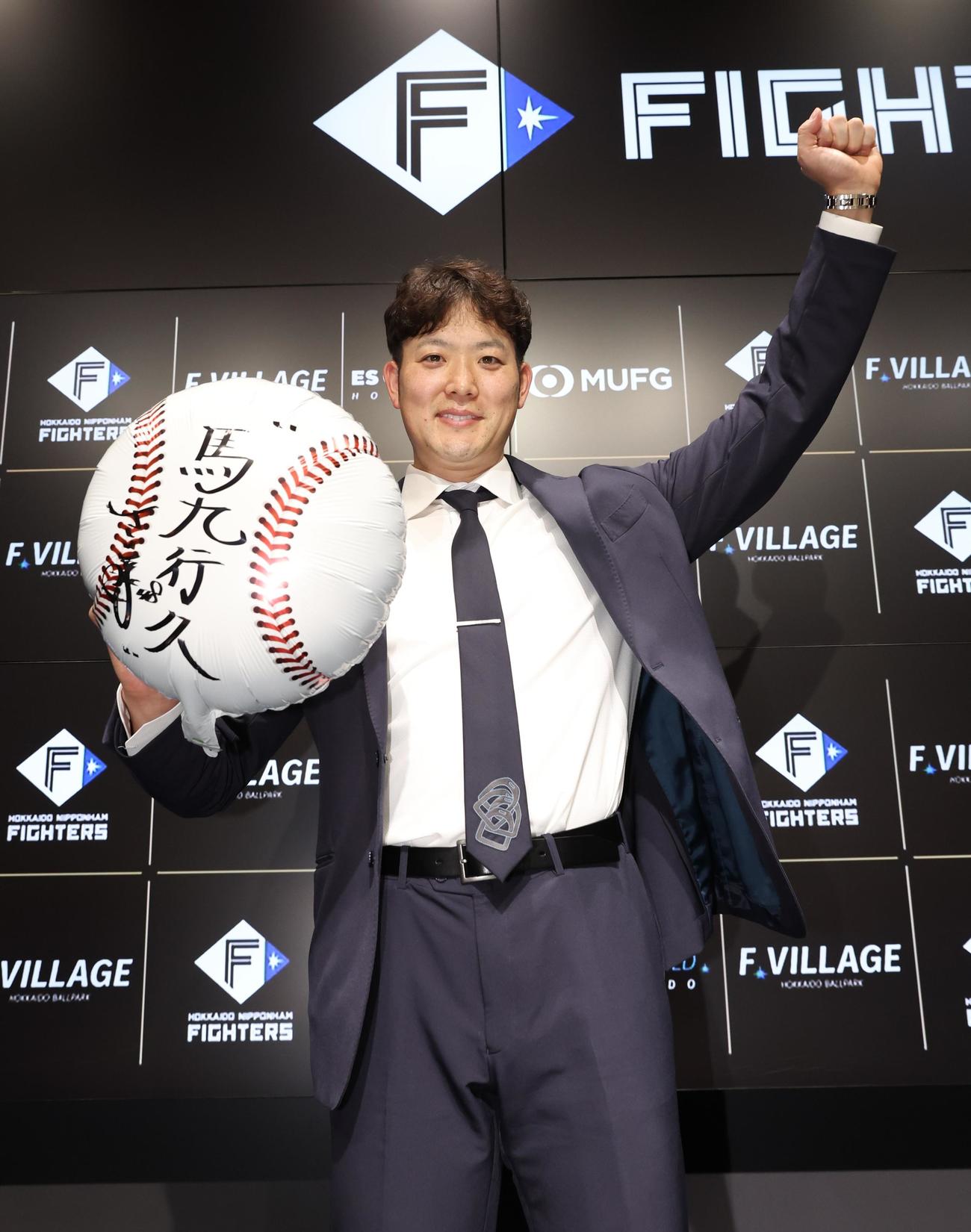 来年の干支にかけ「馬九行久（うまくいく）」と書き込み意気込む斎藤（撮影・黒川智章）