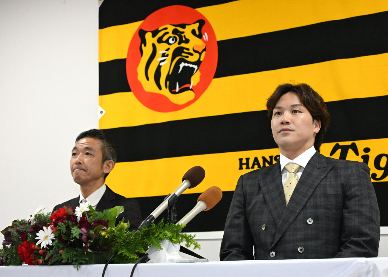 報道陣らの質問に答え阪神竹村球団本部副本部長（左）、伏見（撮影・石井愛子）