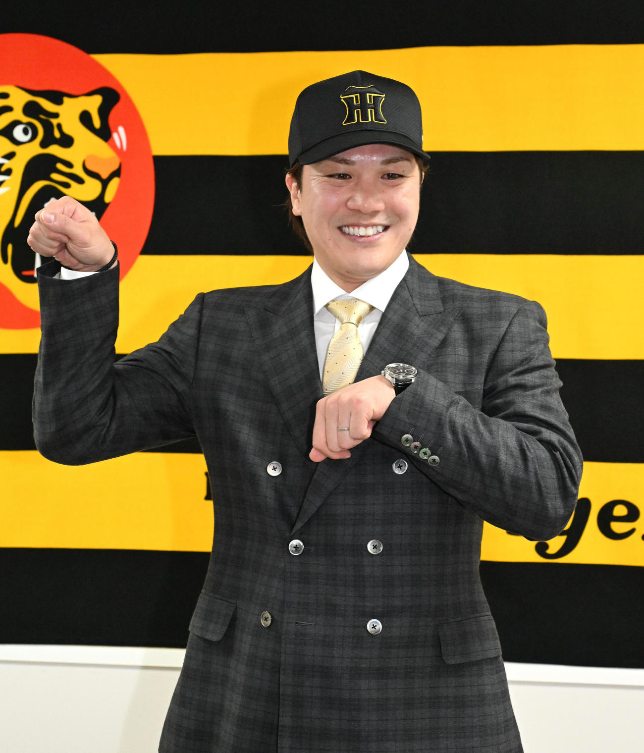 猫ポーズをする伏見（撮影・石井愛子）