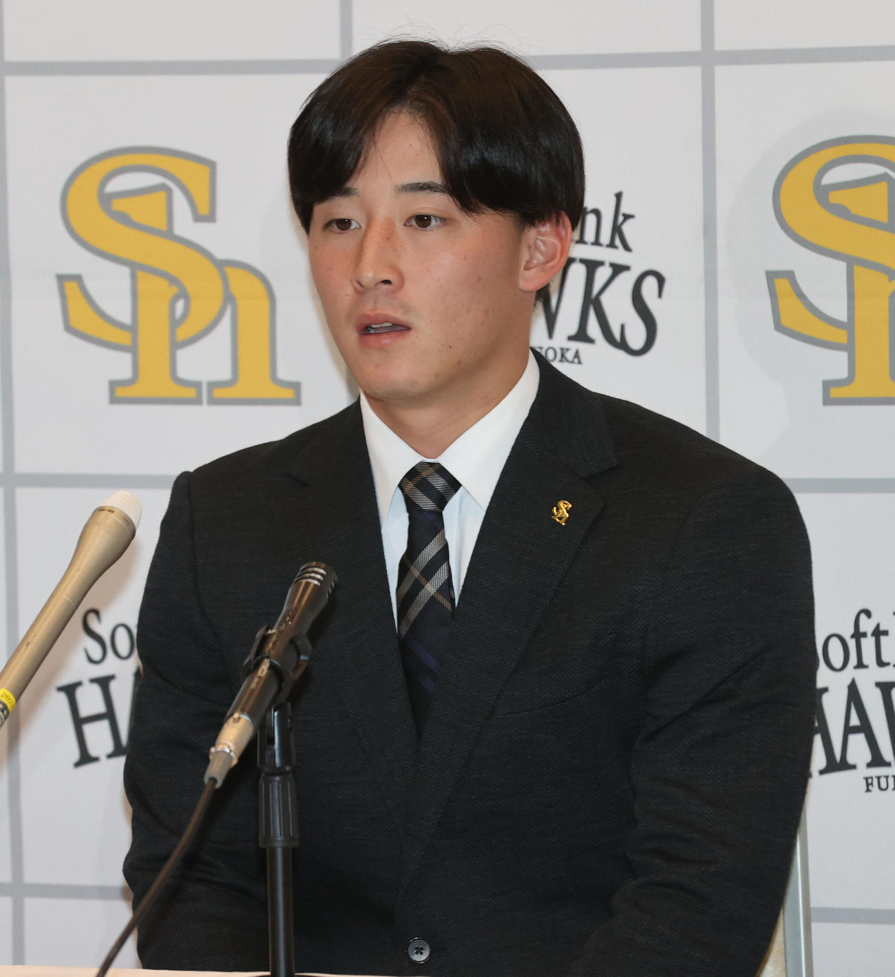 契約更改を終えた藤田は会見で話をする（撮影・梅根麻紀）