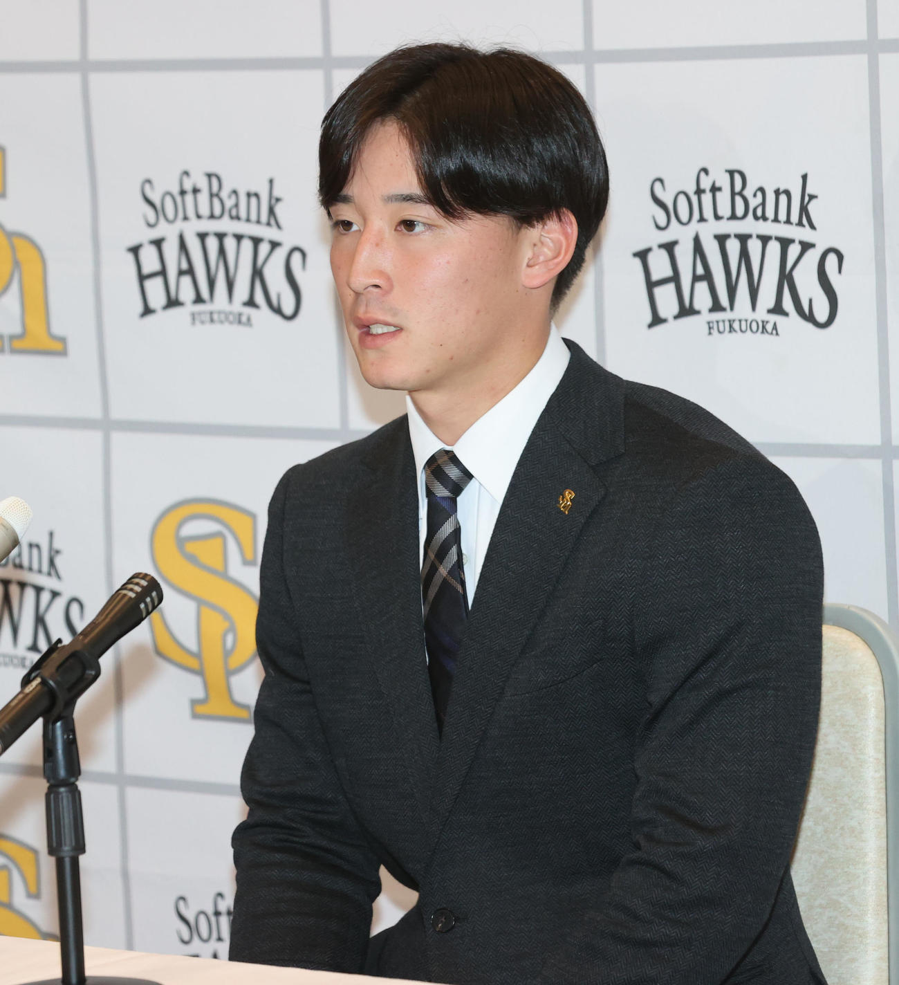 契約更改を終えた藤田は会見で話をする（撮影・梅根麻紀）