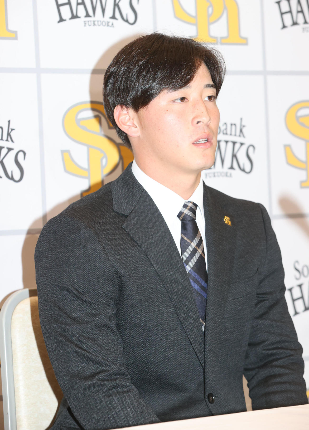 契約更改を終えた藤田は会見で話をする（撮影・梅根麻紀）