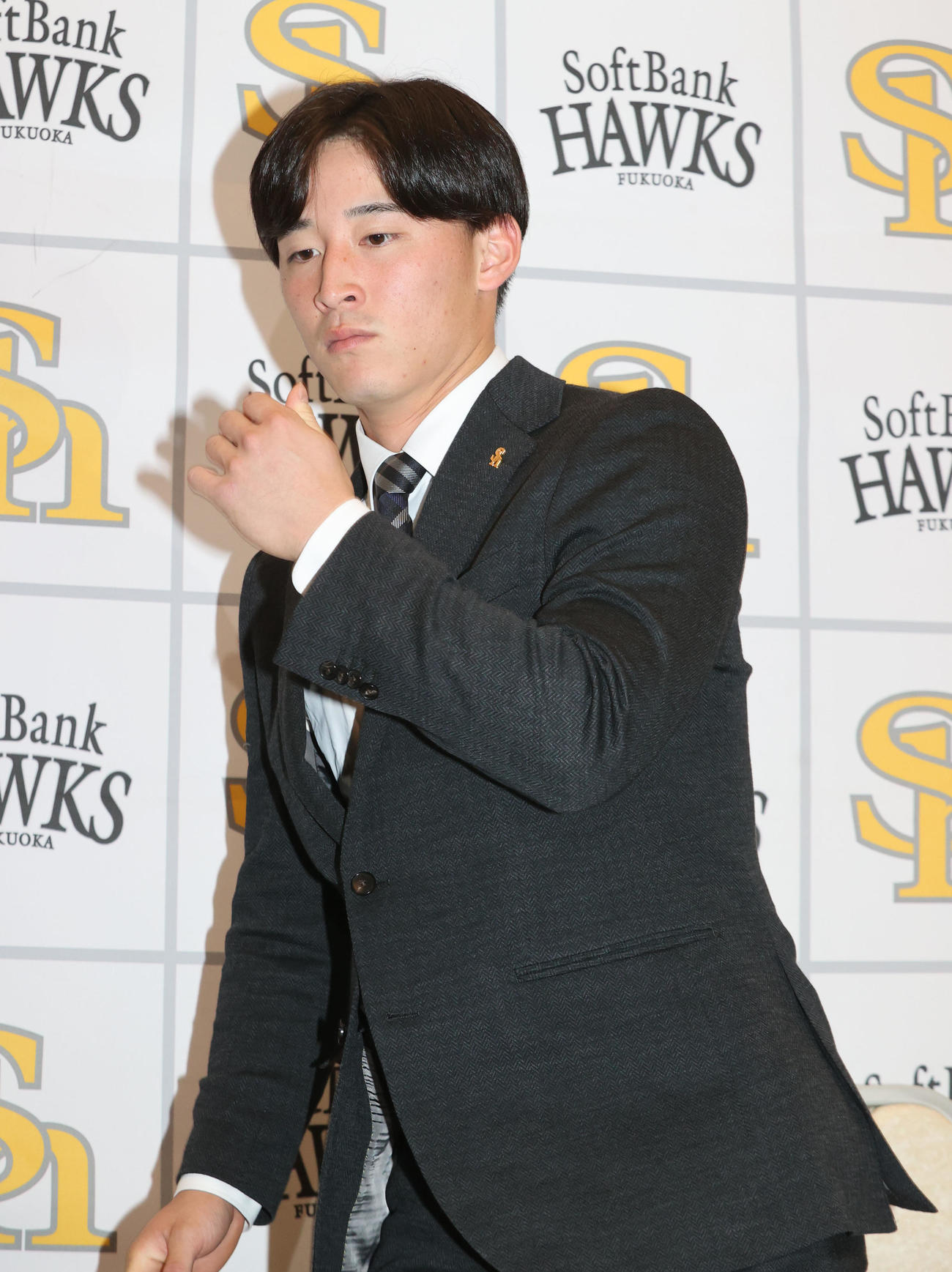 契約更改の会見を終えた藤田は会見で話をする（撮影・梅根麻紀）