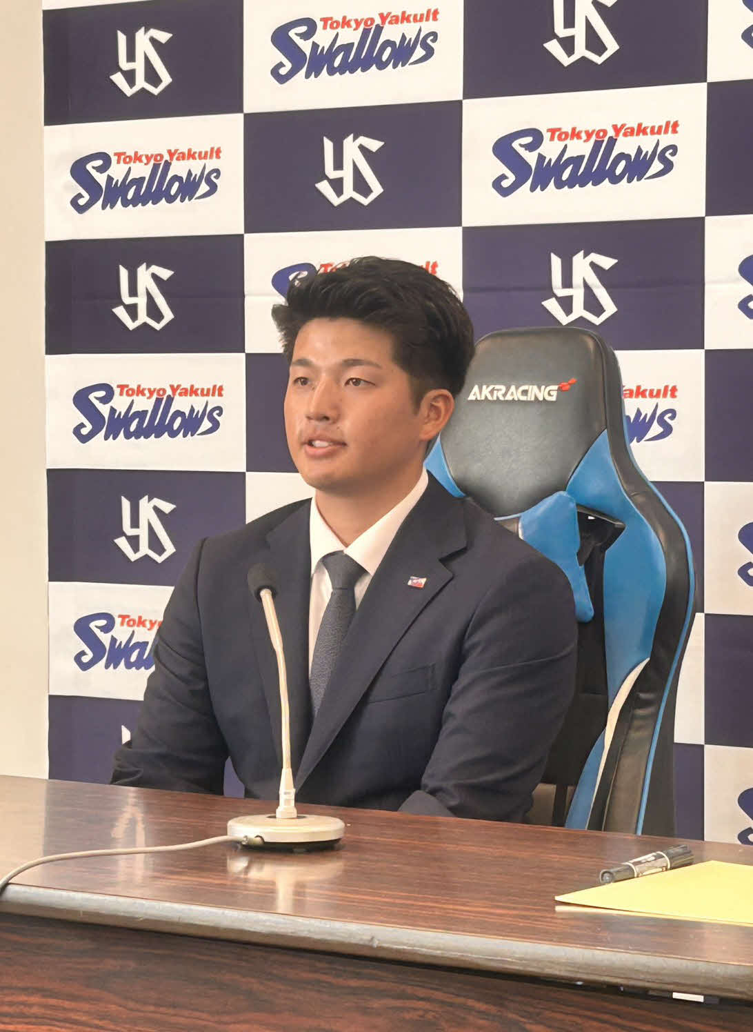 契約更改を終えて、会見するヤクルト中村優（撮影・上田悠太）