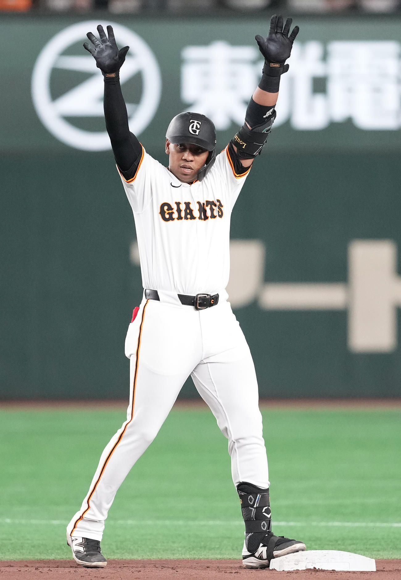 ポーズを取るオコエ瑠偉（25年7月6日撮影）