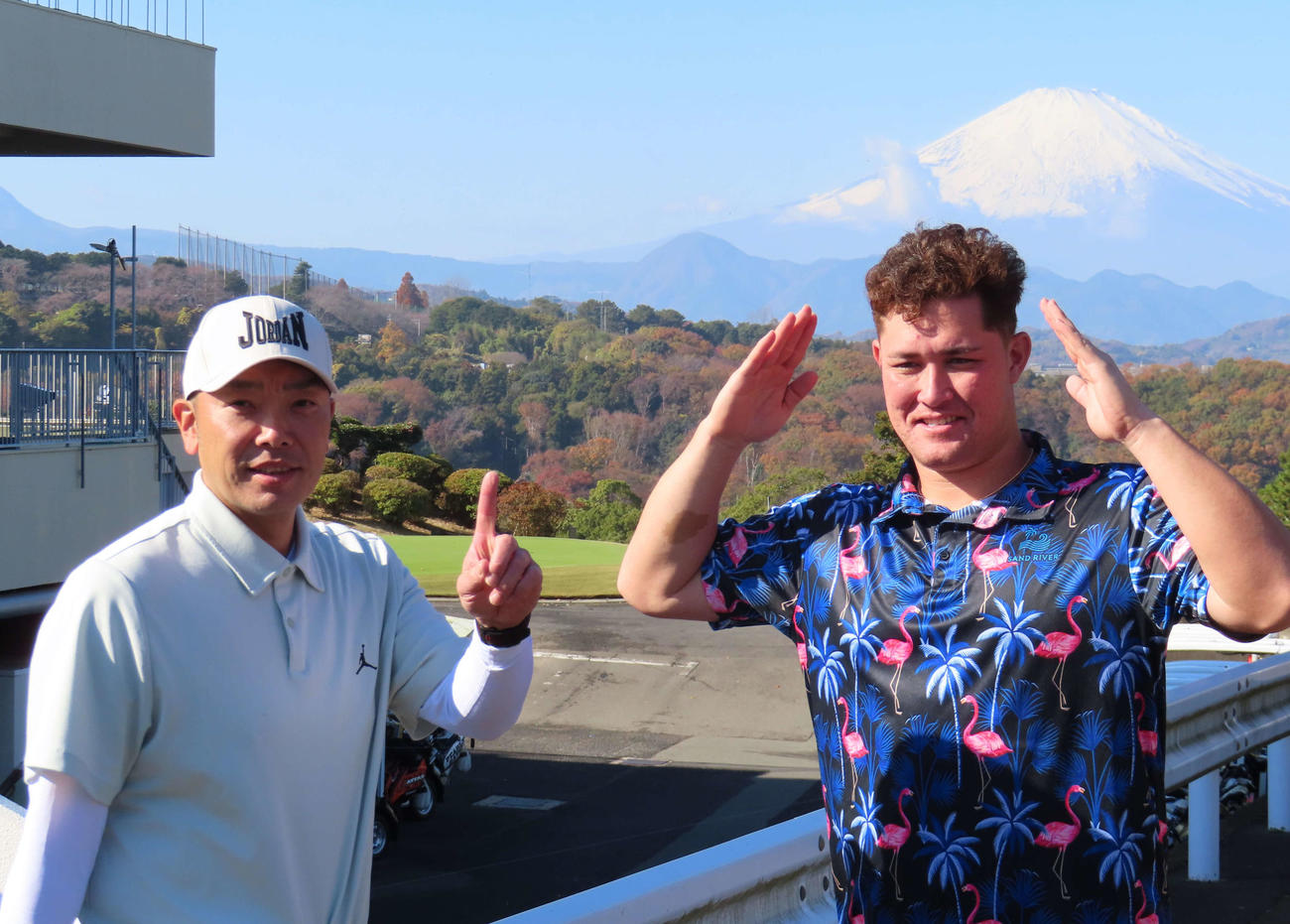 富士山の前でポーズを決める巨人阿部監督（左）とリチャード（撮影・水谷京裕）