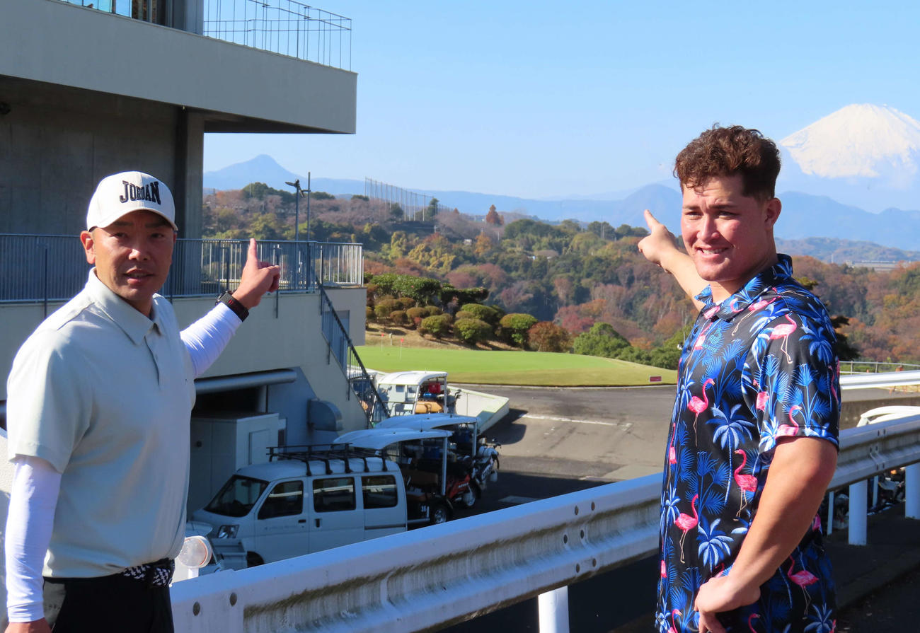 富士山の前でポーズを決める巨人阿部監督（左）とリチャード（撮影・水谷京裕）