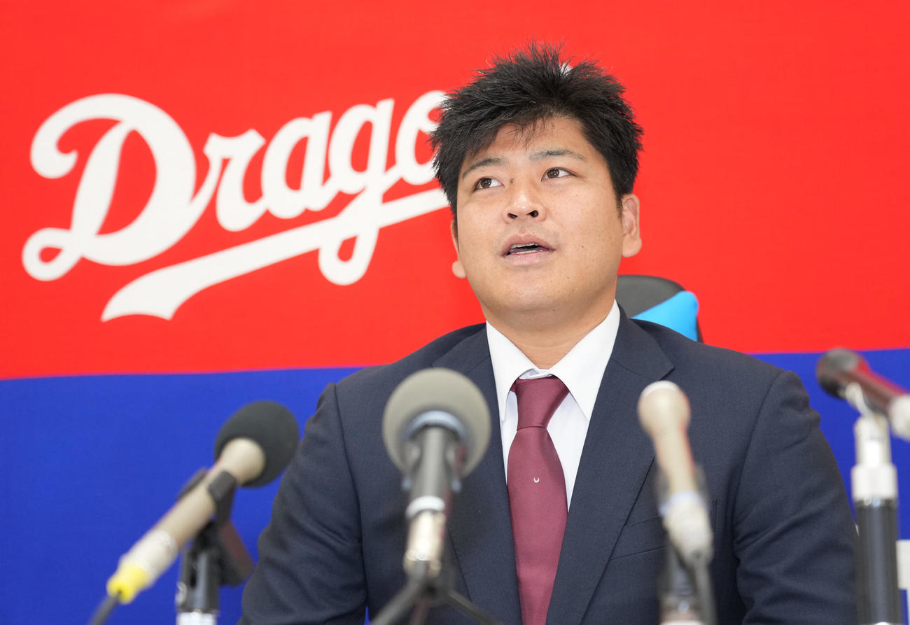 契約交渉を終え会見する福（撮影・森本幸一）
