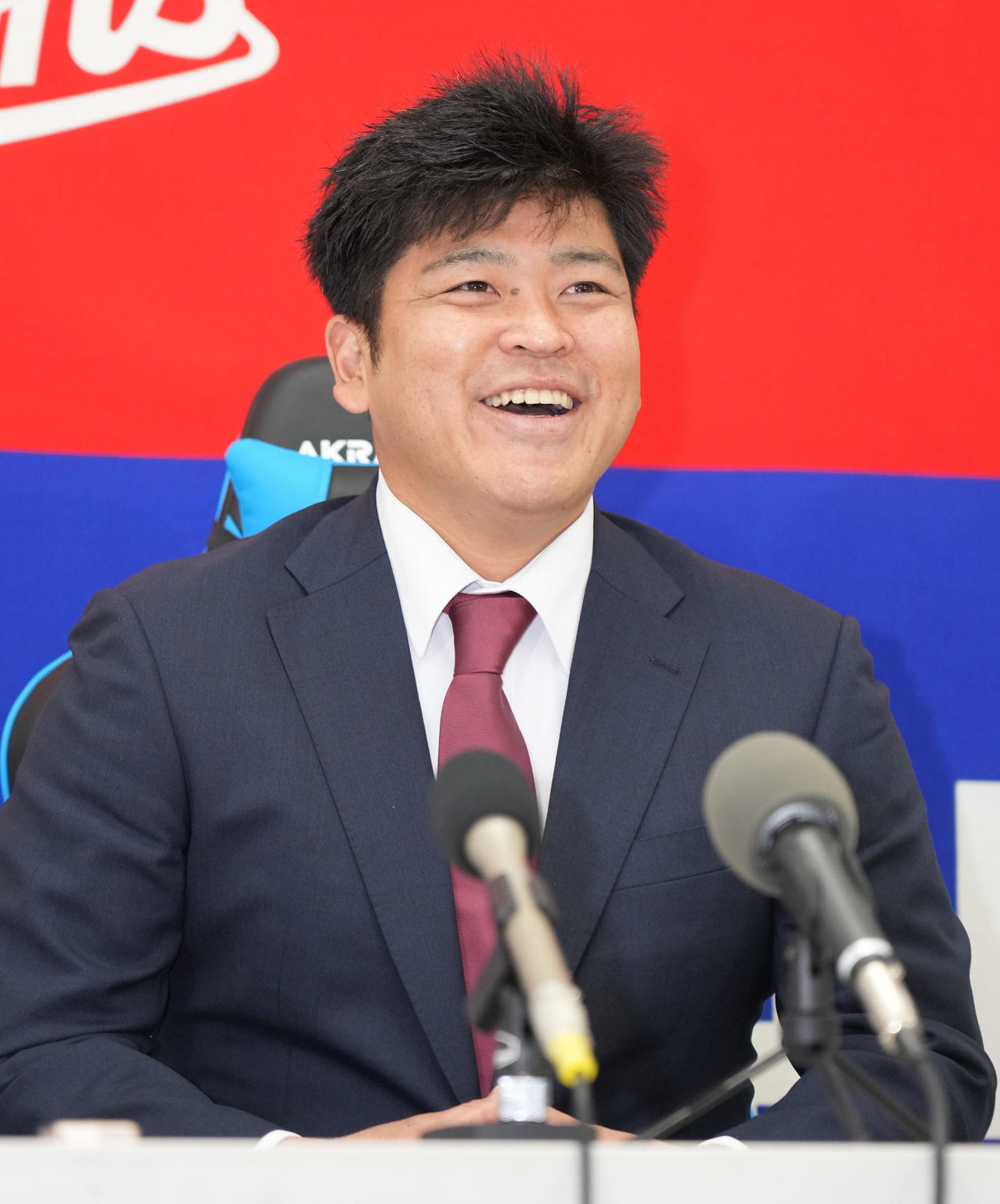 契約交渉を終え明るい表情で会見する福（撮影・森本幸一）